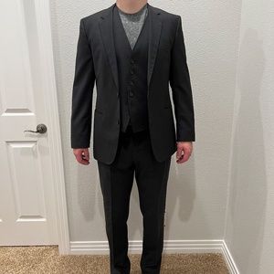 Men's Hugo Boss 3 pc Suit. Grey with grid pattern. 40 Regular. 34 inch waist.